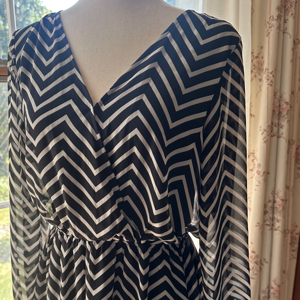 Express Black and White Zigzag Long Sleeve Dress (NWT)- Medium - Picture 6 of 14